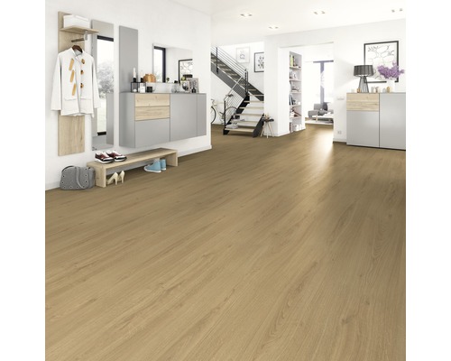 Lichte hal met laminaatvloer, garderobe en trap