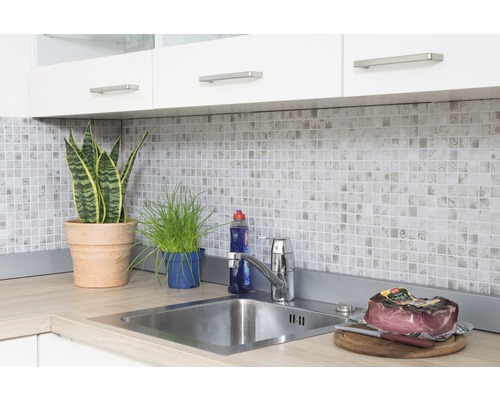 Spoelbak met kraan, betegelde achterwand en decoratie