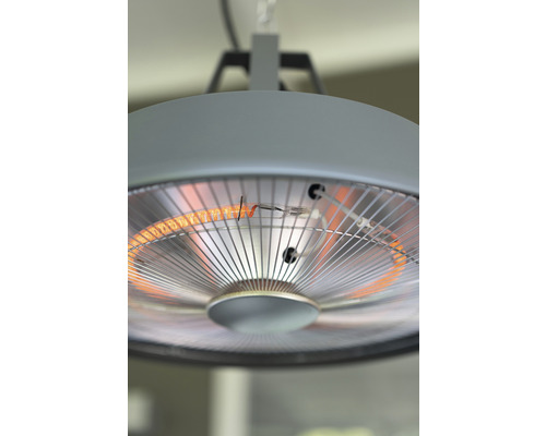 Gedetailleerde opname van een terrasverwarmer met infraroodlamp en veiligheidsrooster
