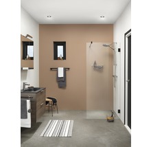 Badkamer met wastafel, douche en handdoeken