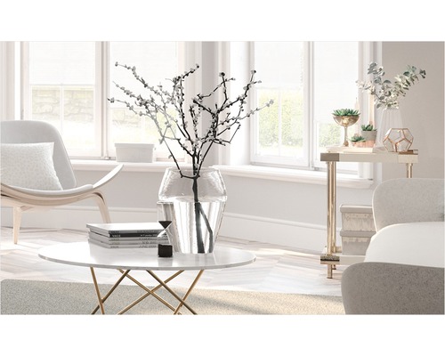 Woonkamer met ronde marmeren tafel, glazen vaas en moderne decoratie