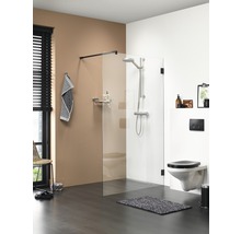 Moderne badkamer met douche, toilet en accessoires