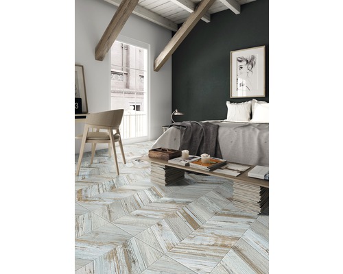 Slaapkamer met houten balken en houtlook vloertegels