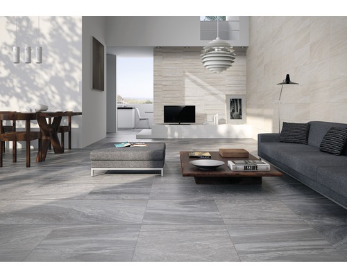 Lichte woonkamer met bank, tafel en vloertegels