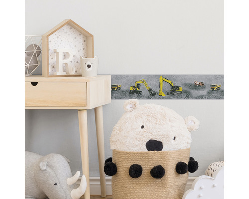 Kinderkamer met graafmachine rand en houten meubels