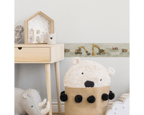 Kinderkamer met graafwerktuig rand, nachtkastje en speelgoed