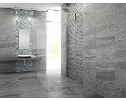 Badkamer met grijze tegels, wastafel, spiegel en douche met glazen wand