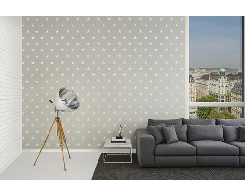 Woonkamer met sterrenbehang, bank en staande lamp