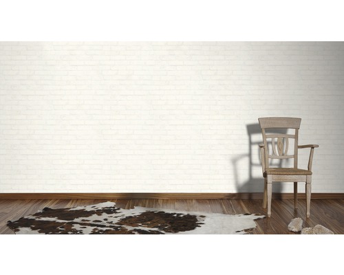 Decoratief interieur met bakstenen behang, houten vloer en stoel