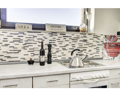 Keukenscène met mozaïektegels, fornuis en keukengerei