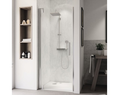 Complete douchecabine met regendouche en handdouche in een lichte badkamer.