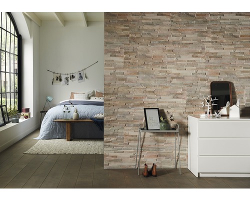 Decoratieve stenen muur in slaapkamer met bed en commode
