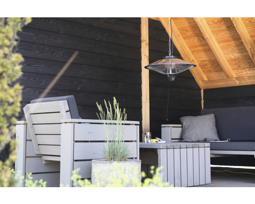 Scene van een terras met terrasverwarmer, tuinmeubelen en decoratie