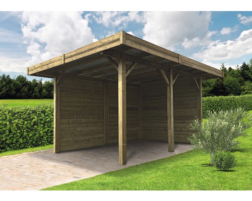 Houten carport in de buitenruimte met plat dak en houten wanden