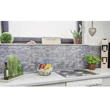 Keukenscène met stenen muur, fornuis en decoraties