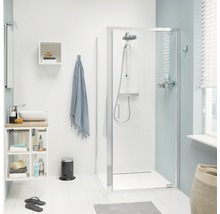 Badkamer met douche, wastafel en accessoires
