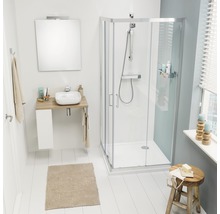 Moderne badkamer met douche, wastafel en spiegel