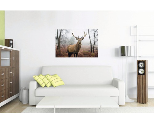Woonkamer met bank en muurschildering van een hert in het bos