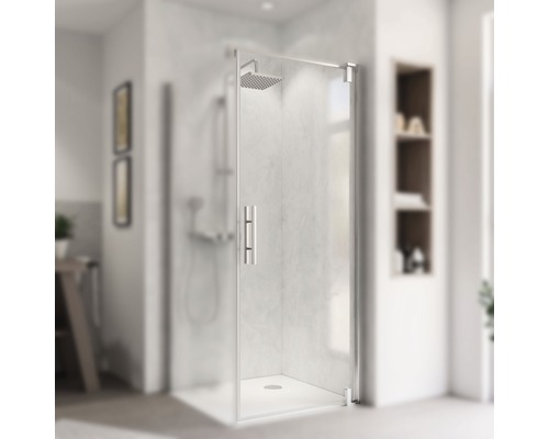 Douchecabine met regendouche in lichte badkamer