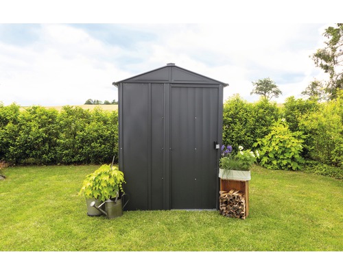 Metalen tuinhuis met dubbele deur in de tuin