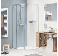 Badkamer met douchecabine, wastafel en handdoekradiator