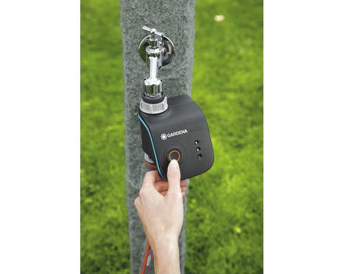 Gardena watercomputer op de kraan, bediend met de hand