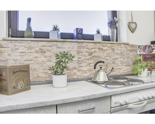 Keukenscène met werkblad, fornuis, waterkoker en decoraties