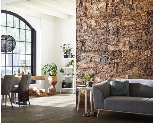 Woonkamer met decoratieve wandbekleding van kurk, bank en eettafel