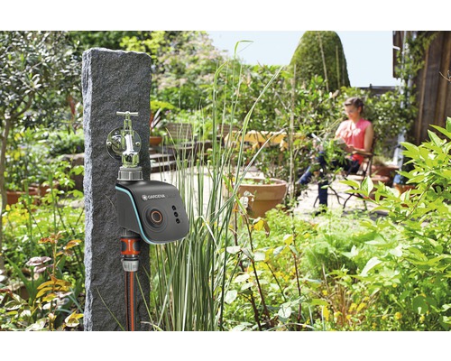 Gardena irrigatiecomputer op de kraan in de tuin
