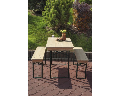 Houten biertafelset in de tuin