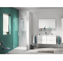Lichte badkamer met douche, wastafel en spiegel voor een moderne sfeer