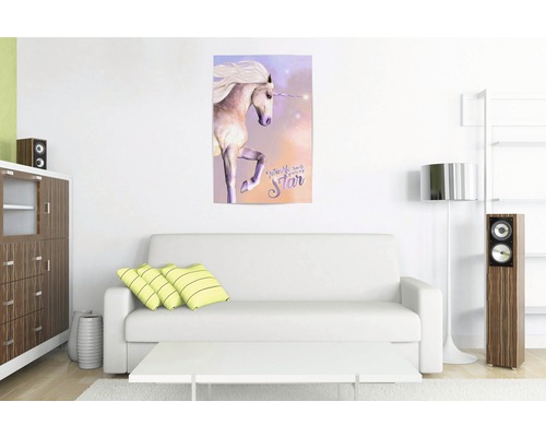 Woonkamer met bank en muurschildering van een eenhoorn