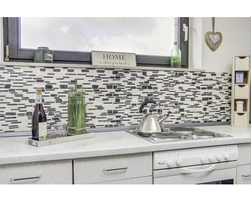 Keukenscène met mozaïektegels, fornuis en accessoires