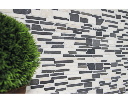 Wandbekleding met steenlook en decoratie