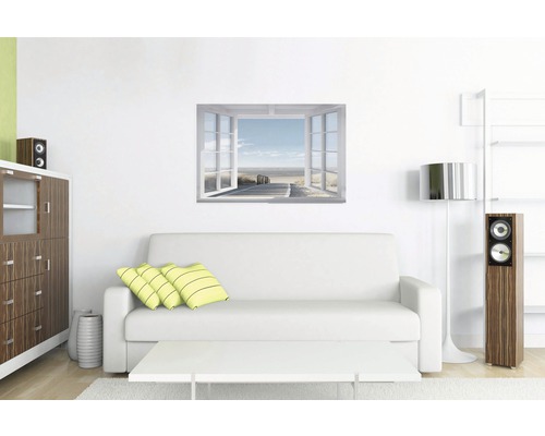 Woonkamer met bank, kast en muurschildering met strandthema