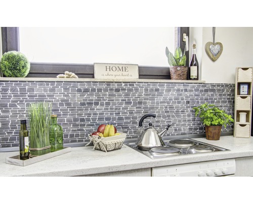 Keukenscène met mozaïektegels, decoratie en keukengerei.