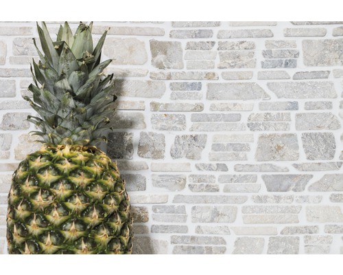Decoratieve wand met natuursteenstrips en ananas