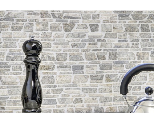 Muur van steenimitatie met pepermolen en waterkoker