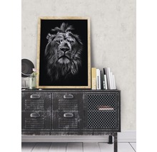 Decoratieve leeuwenfoto met lijst op dressoir met laden en boeken