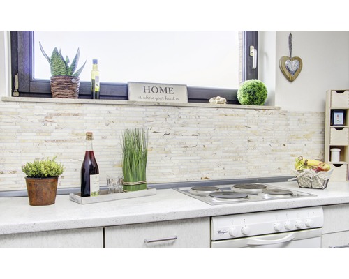 Keukenscène met mozaïektegels, decoraties, kookplaat en oven