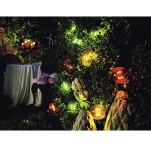 Verlichte tuin met bolvormige lampen, planten en tafeldecoratie buitenshuis