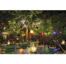 Restauranttuin met tafels, banken en lichtslingers
