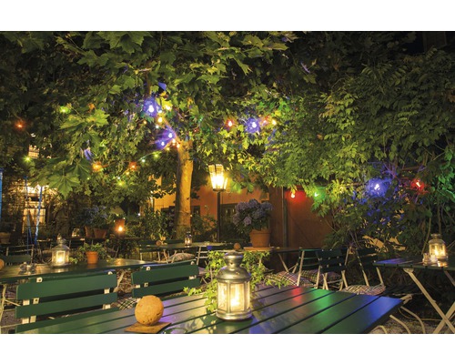 Restauranttuin met tafels, banken en lichtslingers