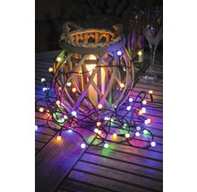 Decoratie met houten lantaarn, kaars en lichtsnoer op houten tafel