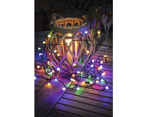 Decoratie met houten lantaarn, kaars en lichtsnoer op houten tafel