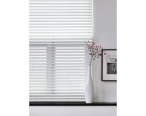 Binnenjaloezie op het raam met decoratie