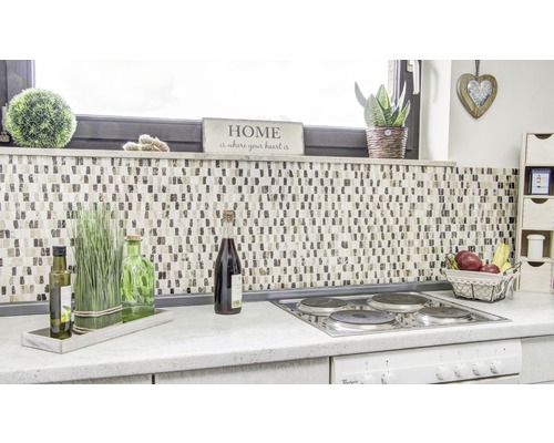 Keukenscène met mozaïektegels, decoraties en keukengerei op een aanrecht