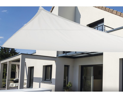 Driehoekig zonnescherm voor een huis