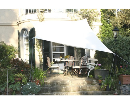 Tuin met zonnescherm boven terras tafelgroep