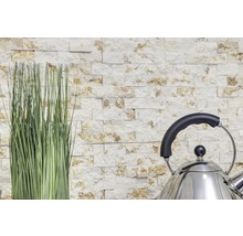 Decoratieve stenen muur met siergras en roestvrijstalen waterkoker